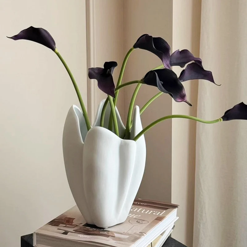 Moderne von Blumen inspirierte Dekovase