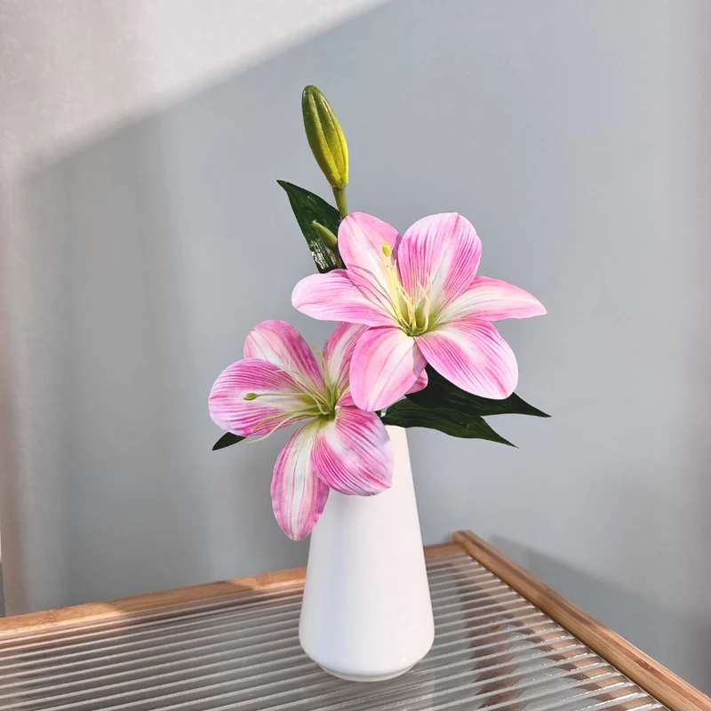 Elegante dekorative Lilienanordnung