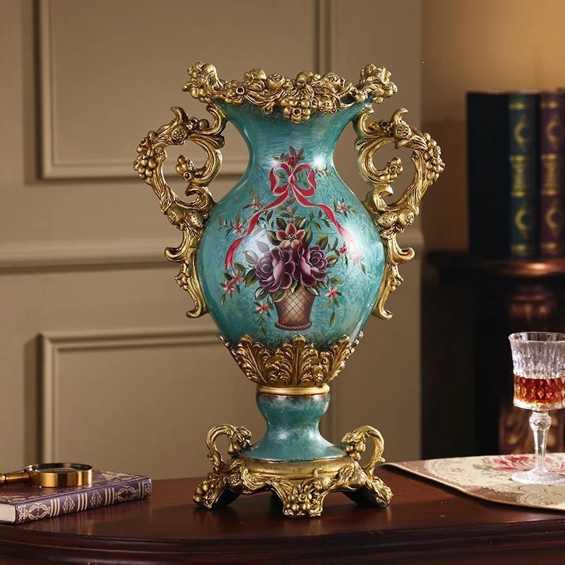 Verschnörkelte Blumenarrangement Vase
