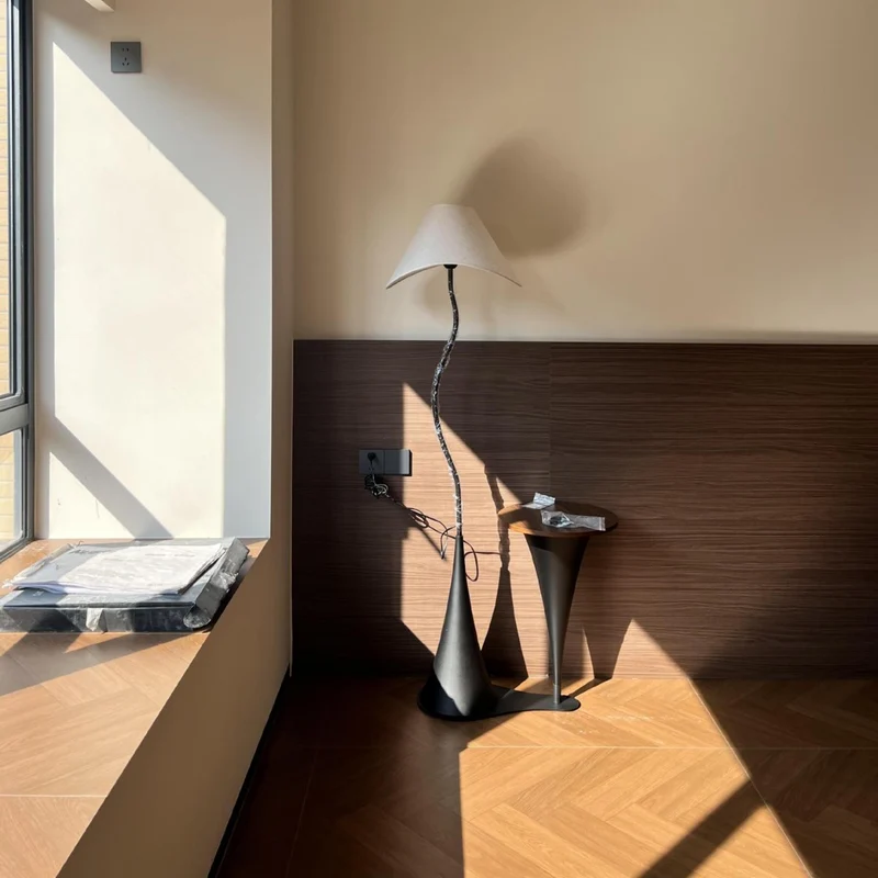 Zeitgenössische Skulpturale Stehlampe