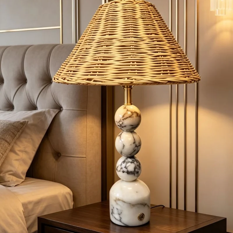 Künstlerische Marmor- und Rattantischlampe
