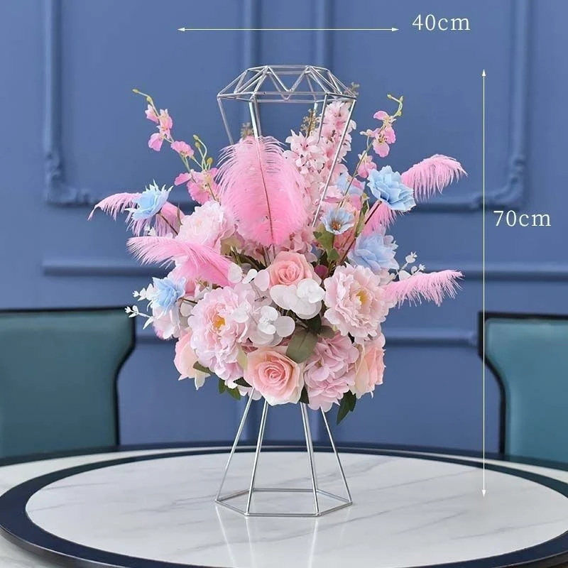 Luxuriöse Blumenmittelstück mit modernem Metallfuß