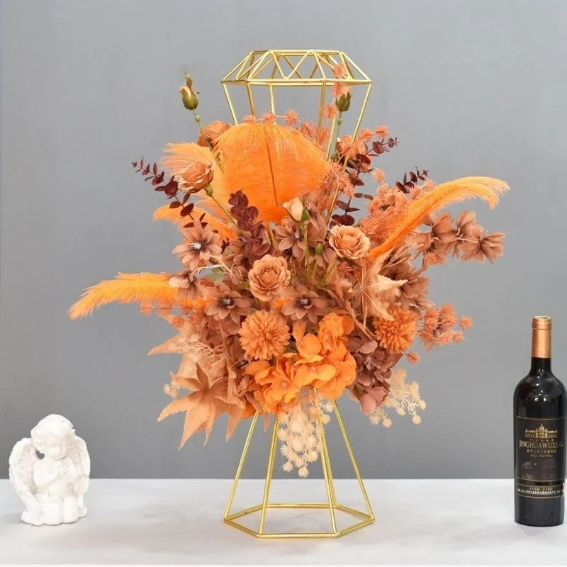 Luxuriöse Blumenmittelstück mit modernem Metallfuß