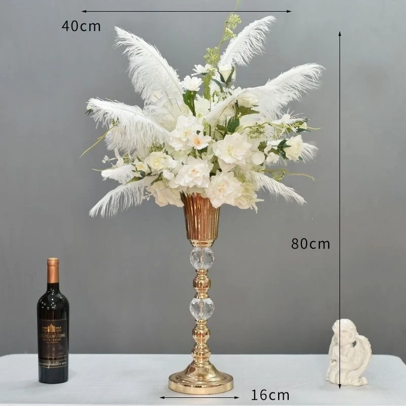 Luxuriöse Blumenanordnung mit dekorativem Ständer