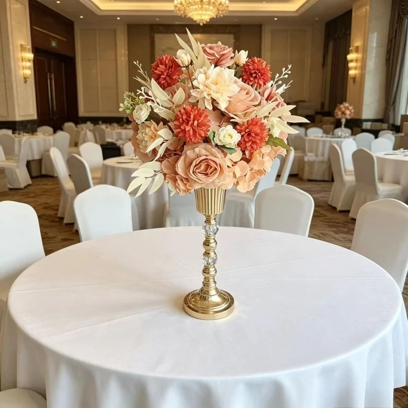 Luxuriöse Blumenanordnung mit dekorativem Ständer