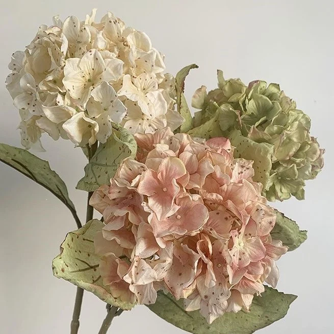 Lebensechter Hortensien-Blumenstrauß