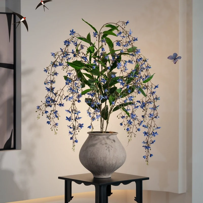 Lebensechte künstliche Blumenarrangement in dekorativem Topf