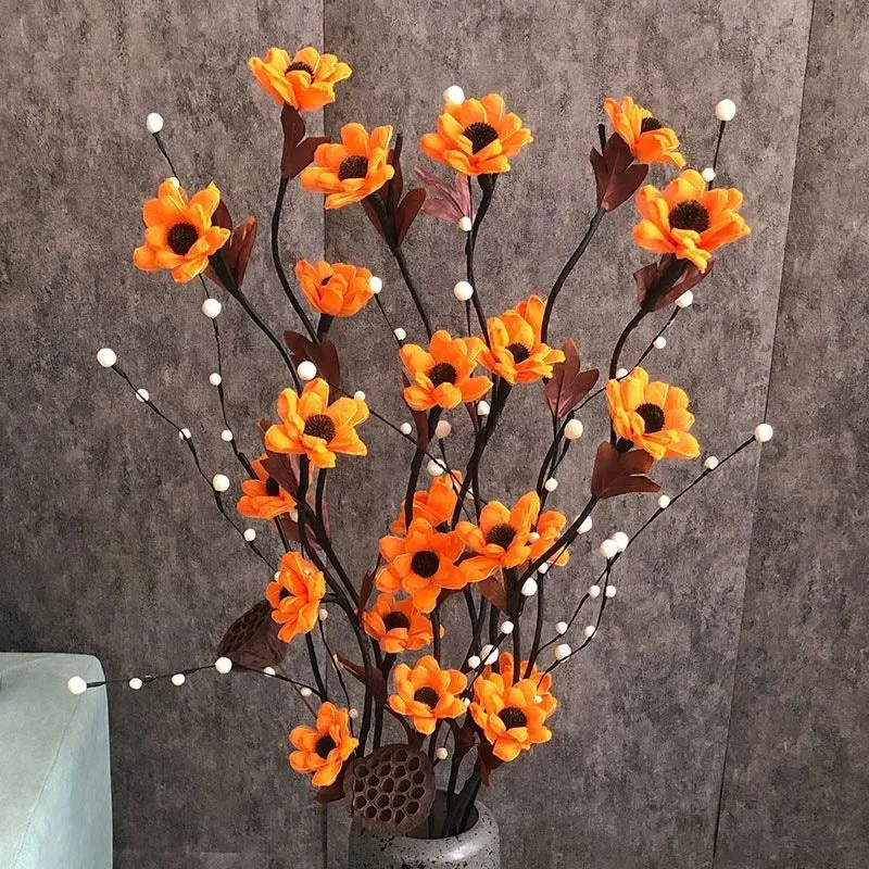 Lebensechte dekorative Blumenarrangement