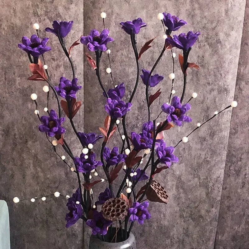Lebensechte dekorative Blumenarrangement