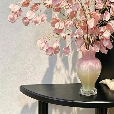 Lebensechte dekorative Blumenarrangement