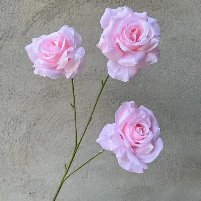 Lebensechter künstlicher Rosenstielstrauß