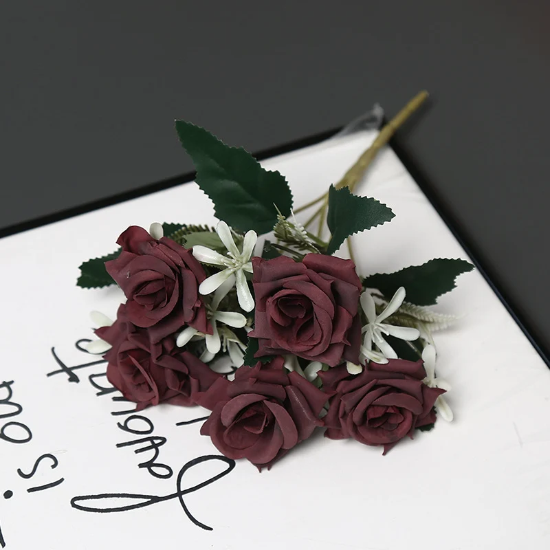 Realistischer künstlicher Rosenstrauß
