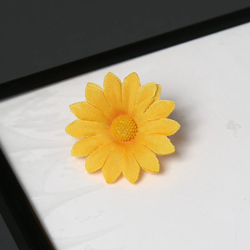 Elegante Stoff Margeritenblume Brosche für dekorativen Gebrauch