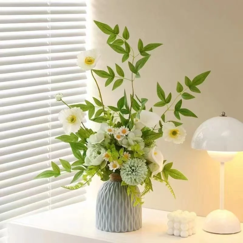 Elegante Blumenarrangement in strukturiertem Vase