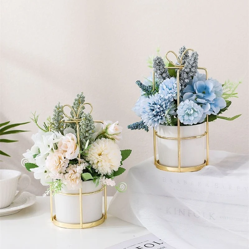 Elegante Blumenarrangement in dekorativem Metallblumentopf