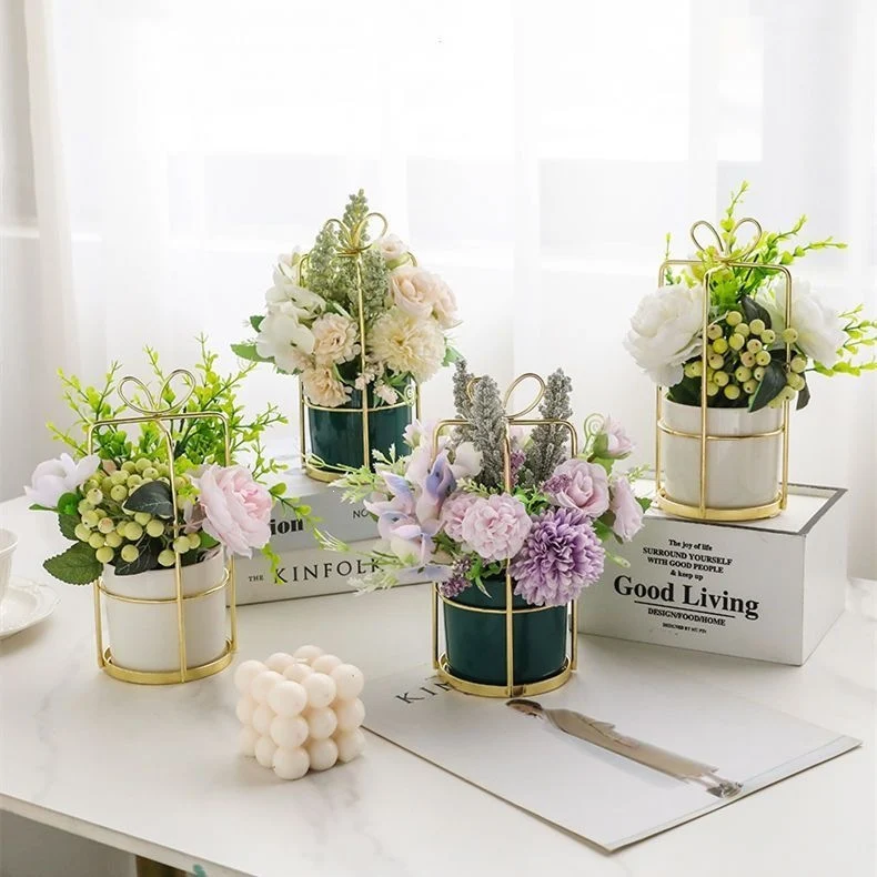 Elegante Blumenarrangement in dekorativem Metallblumentopf