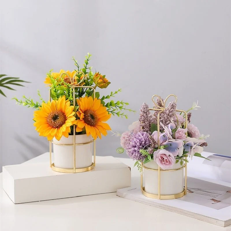 Elegante Blumenarrangement in dekorativem Metallblumentopf