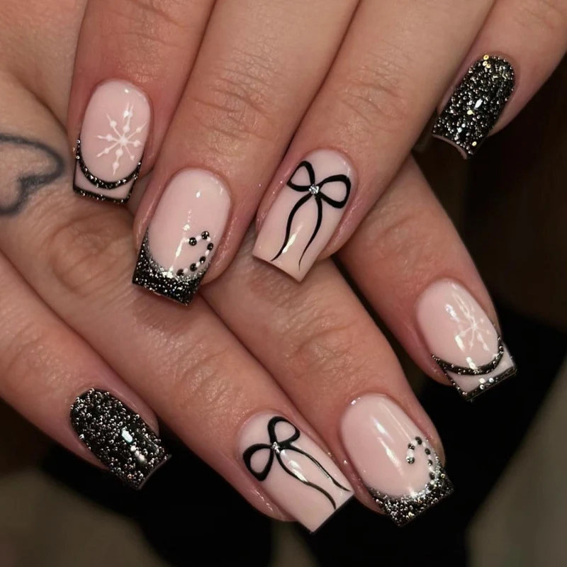 Festliche, mit Strass verzierten Press-On-Nail-Art