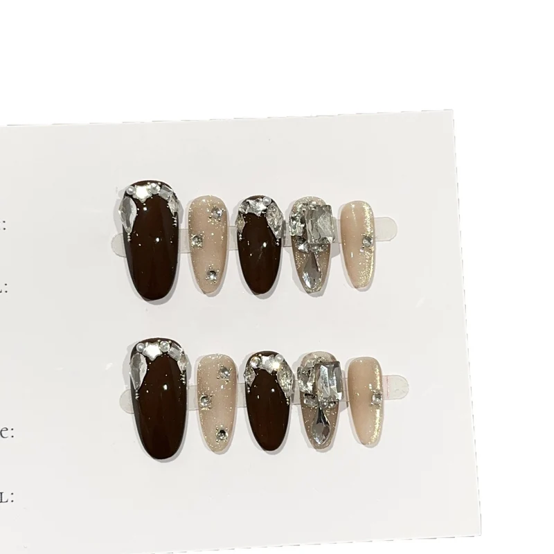 Stylisches Press-On Nagelkunst Set mit Kristallakzenten