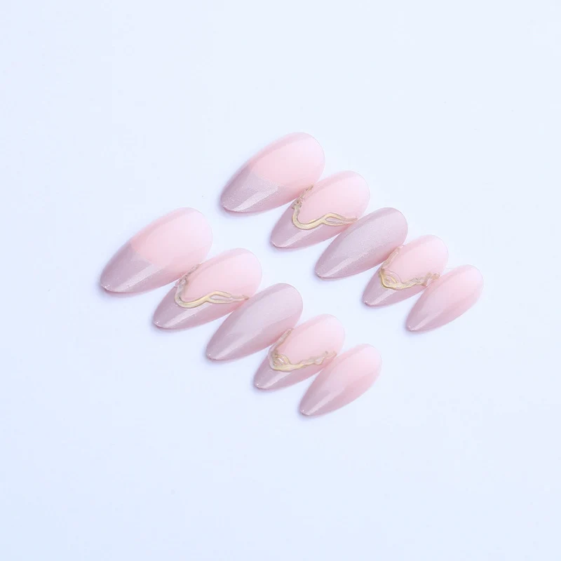 Elegantes Stiletto Press-On Nagelset mit 3D Goldakzenten