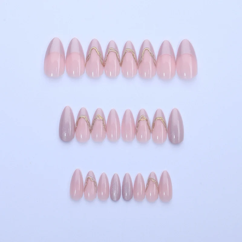 Elegantes Stiletto Press-On Nagelset mit 3D Goldakzenten