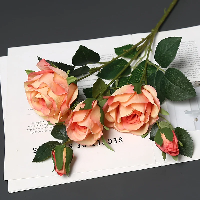 Weiches Seidenrosenarrangement