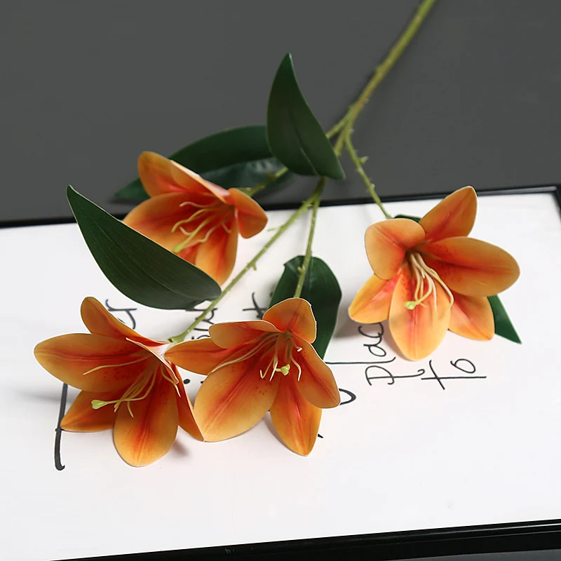 Realistischer synthetischer Lilienstamm