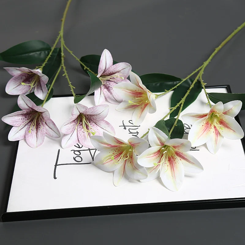 Realistischer synthetischer Lilienstamm