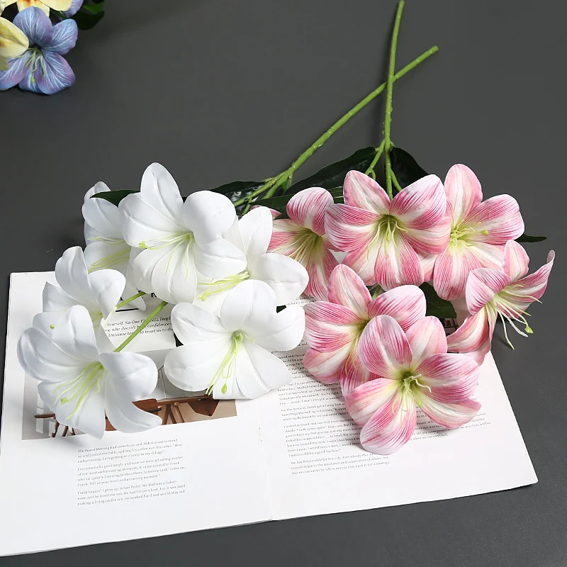 Realistische Seidenblumenstängelanordnung