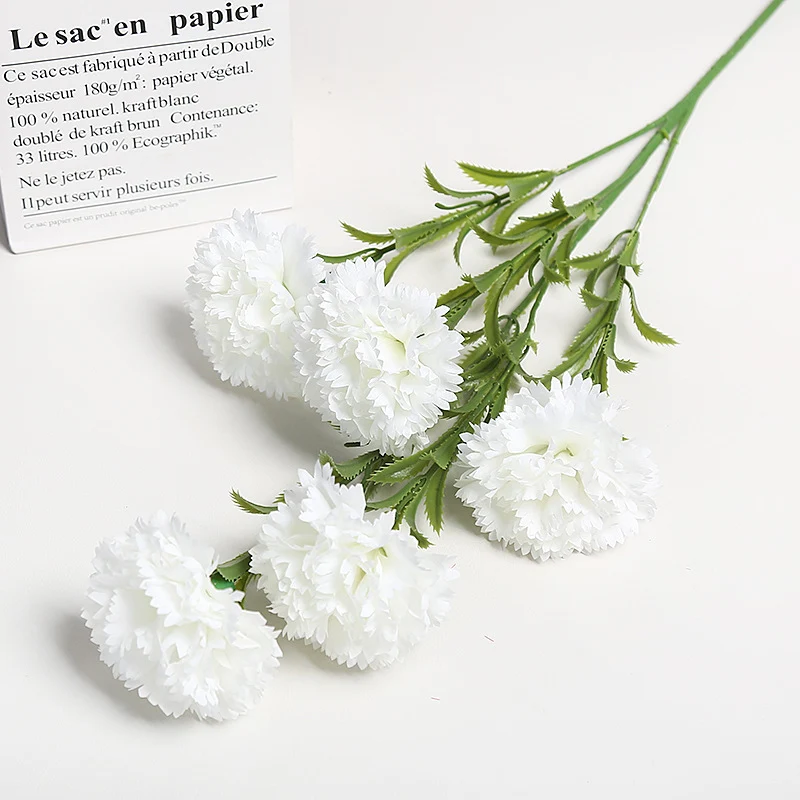 Realistischer Floralnelkenstrauß