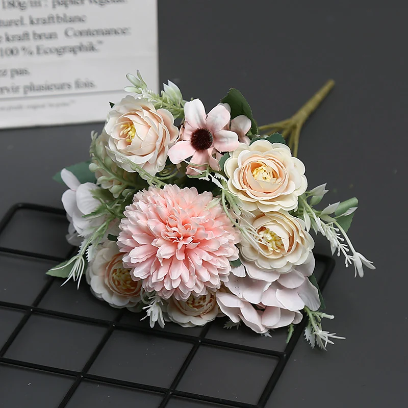 Lebensechtes Blumenstrauß-Arrangement