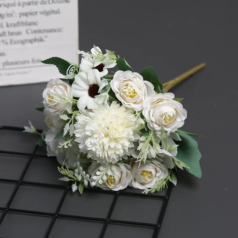 Lebensechtes Blumenstrauß-Arrangement
