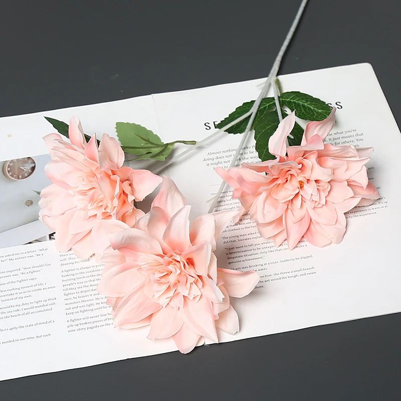 Lebensechte Stoffblumenarrangement