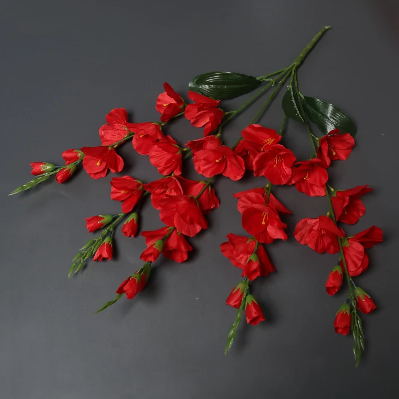 Lebensechte dekorative Blumenstrauß