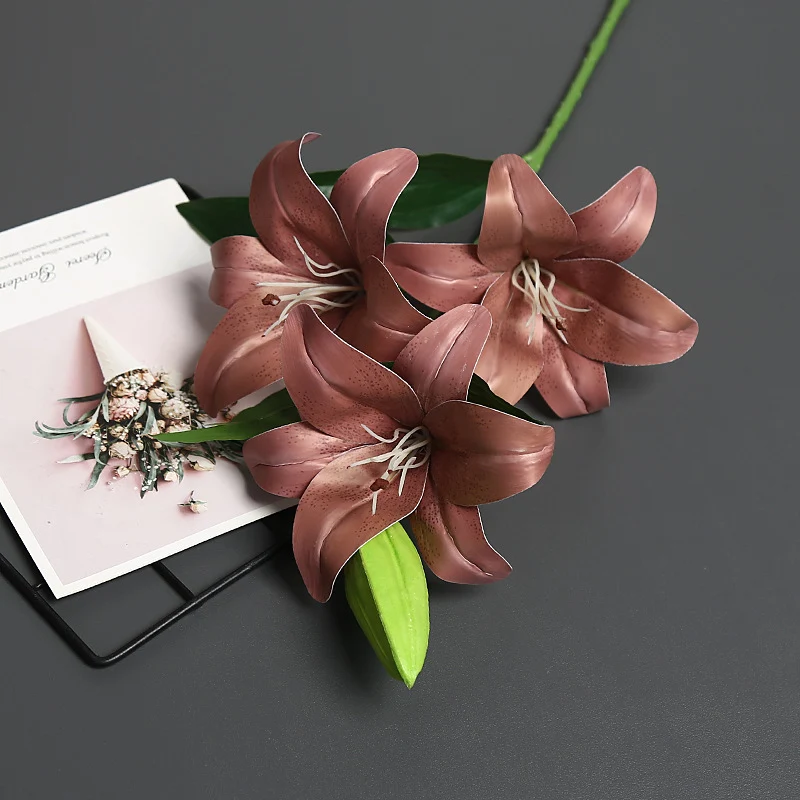Lebensechter künstlicher Lilienstrauß