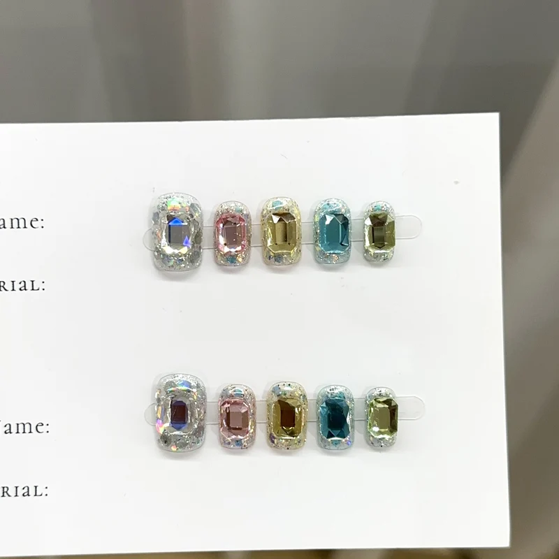 Luxuriöses mit Edelsteinen verziertes Nagelkunstset