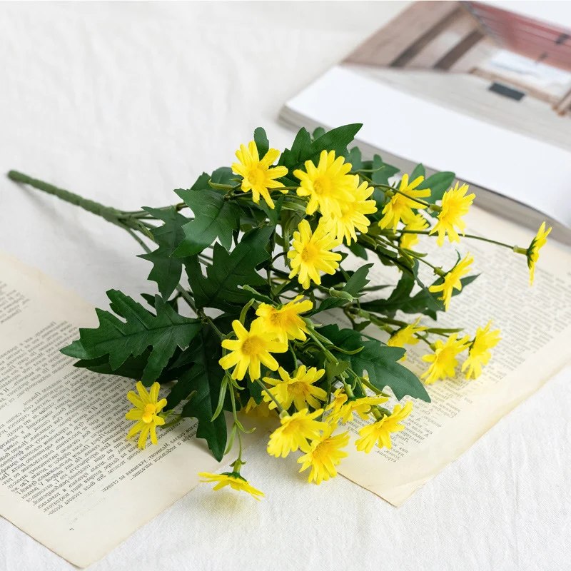Lebensechte Gänseblümchen-Blumenstiel-Anordnung