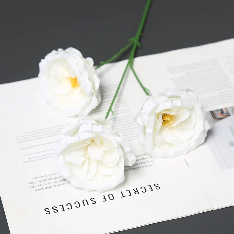 Elegante Seidenblume mit Stiel für die Wohnkultur dekorieren