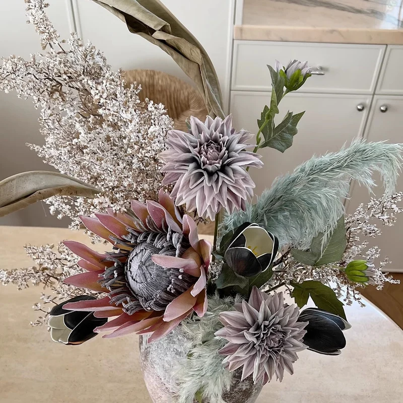 Künstlerische Trockenblumenarrangement