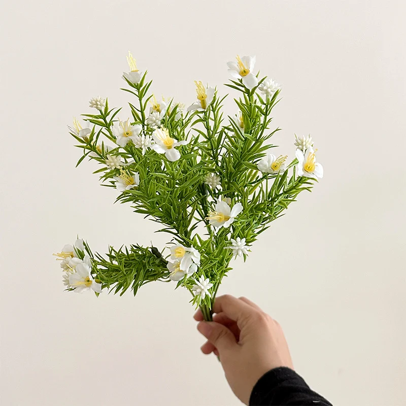 Realistische Blumenanordnung