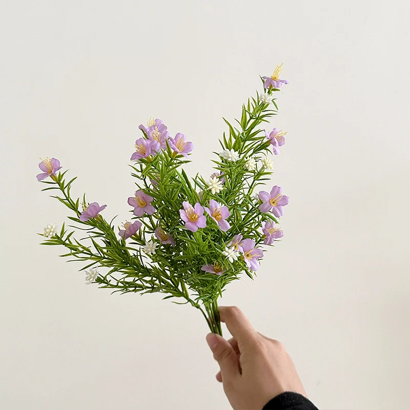 Realistische Blumenanordnung