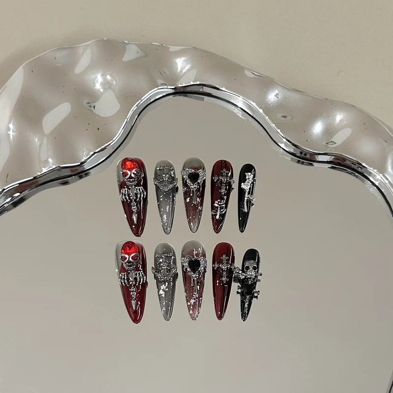 Gothic-Themen Press-On Nagelkunst Set mit einzigartigen silbernen Akzenten