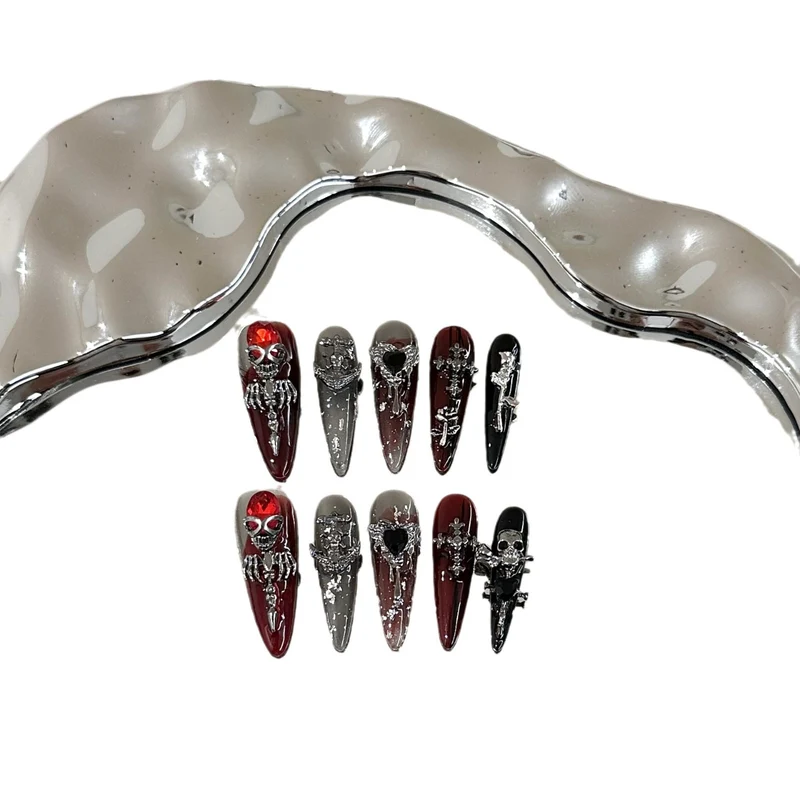 Gothic-Themen Press-On Nagelkunst Set mit einzigartigen silbernen Akzenten
