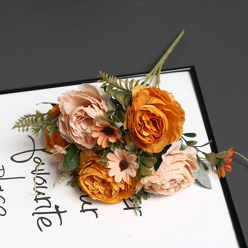 Elegante falsche Blumendekoration