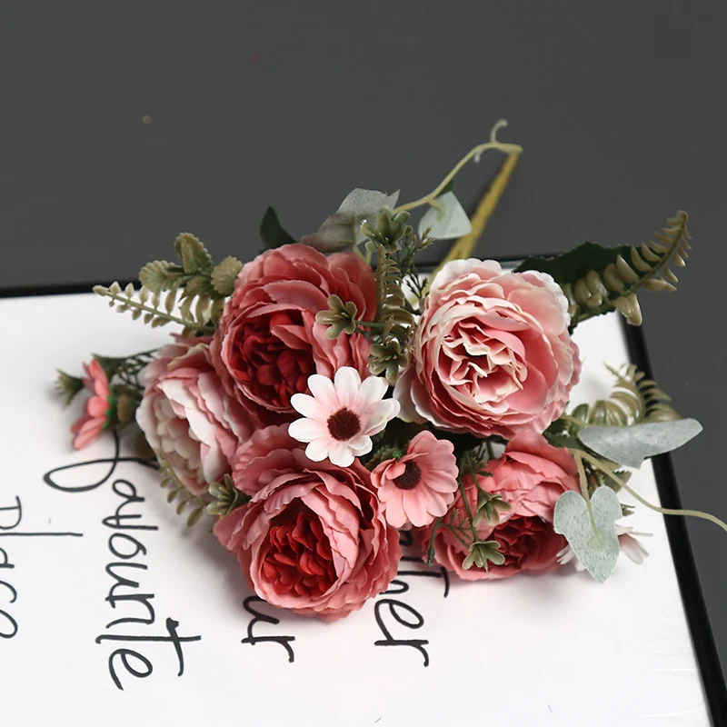 Elegante falsche Blumendekoration
