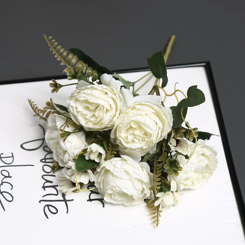 Elegante falsche Blumendekoration