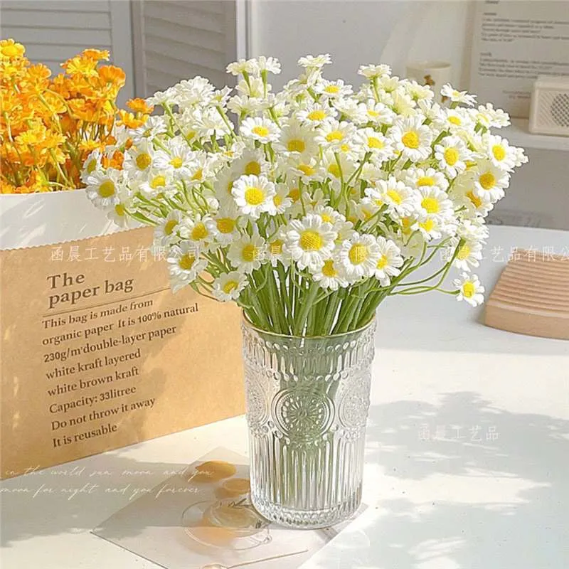 Realistische Gänseblümchen Blumenstrauß