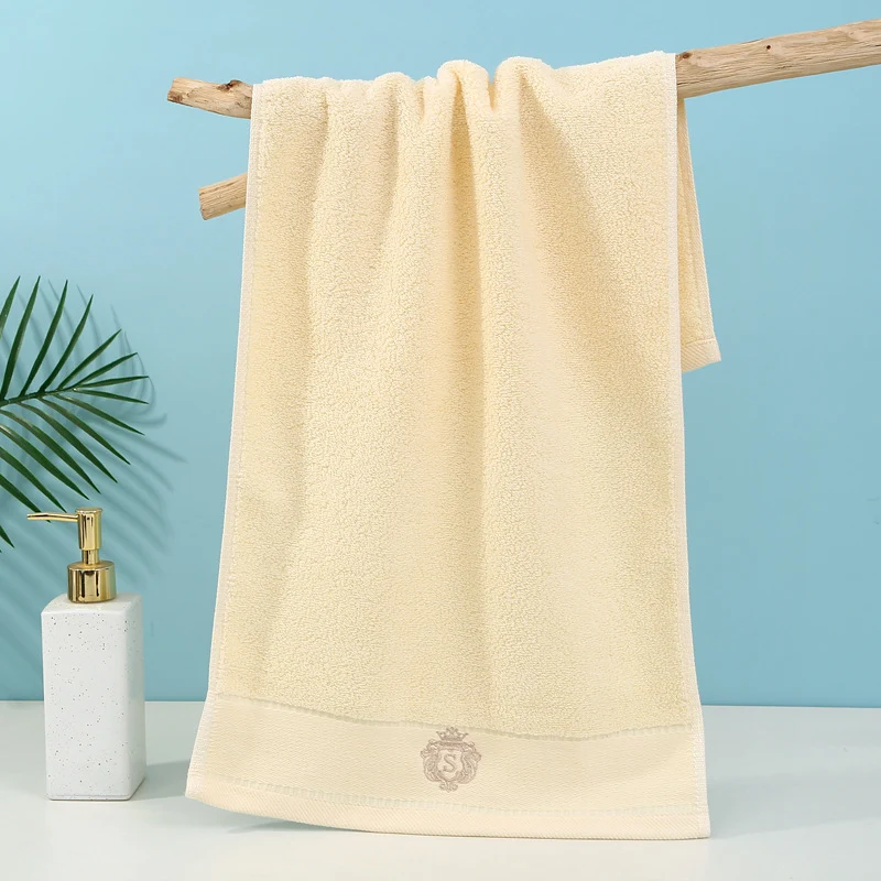 Hochwertiges Frottee-Badetuch mit luxuriösem, dezentem Design Skanto