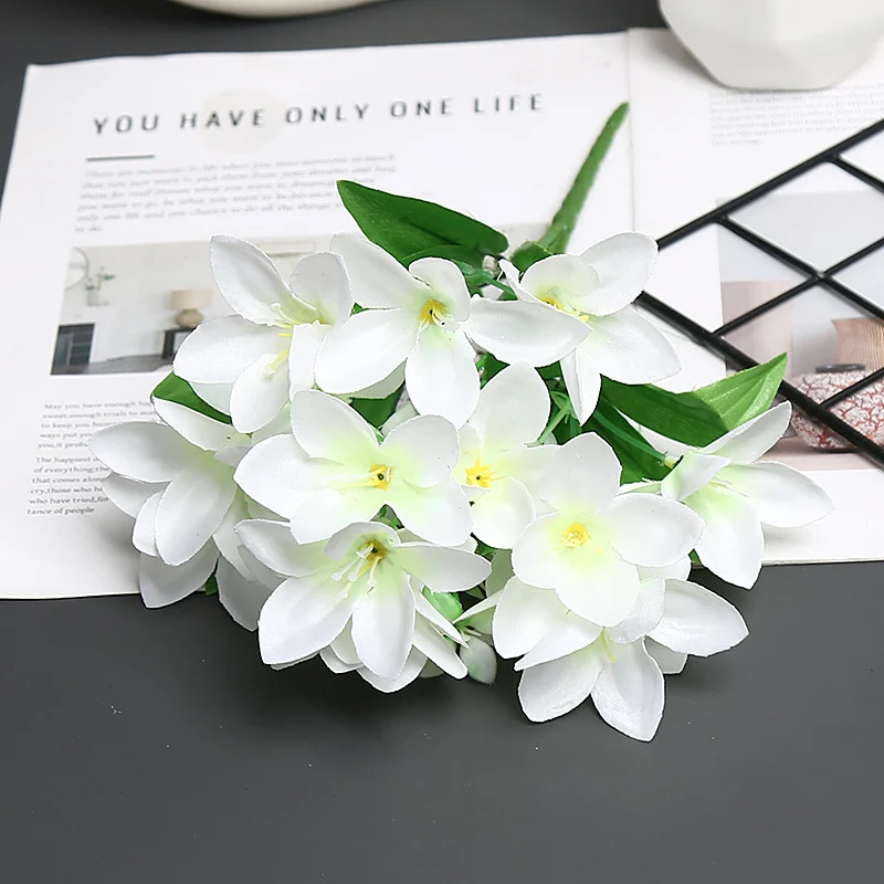 Dekorativer realistischer Blumenstrauß für die Wohnkultur