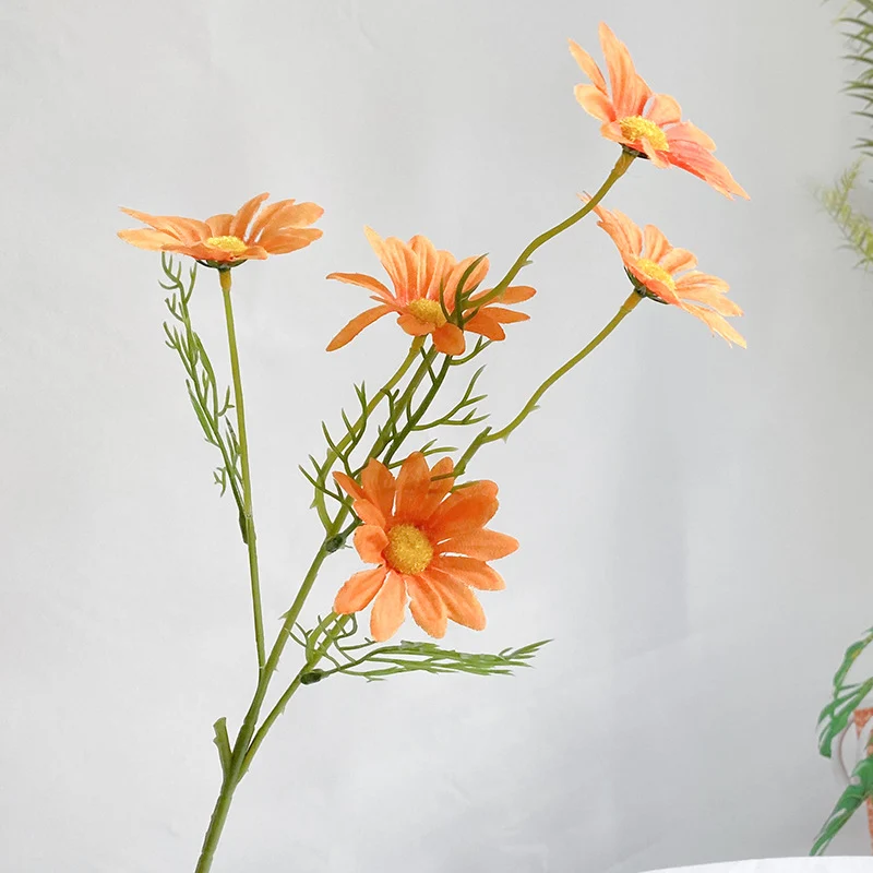 Lebensechter weißer Blumenschaft